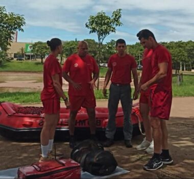 Bombeiros realizam treinamento na Região dos Lagos (Foto: O Diário de Barretos)