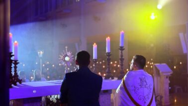 Com a igreja São Benedito repleta de fiéis foi realizada mais uma Noite das Famílias. O padre Emerson Silva, cantou várias músicas ao lado da banda Cruz Sacra