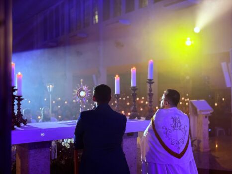 Com a igreja São Benedito repleta de fiéis foi realizada mais uma Noite das Famílias. O padre Emerson Silva, cantou várias músicas ao lado da banda Cruz Sacra