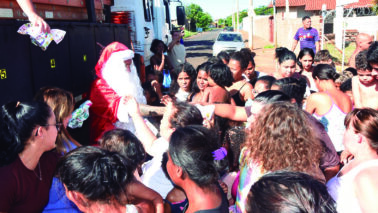 Crianças dos predinhos recebem visita surpresa do Papai Noel