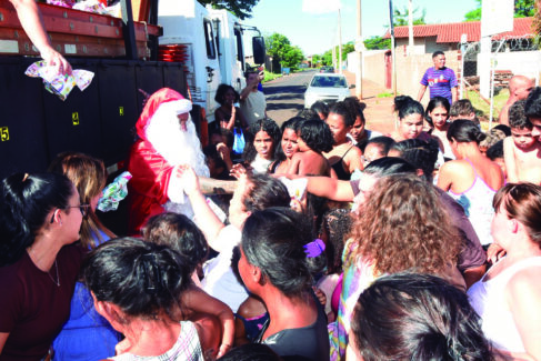 Crianças dos predinhos recebem visita surpresa do Papai Noel