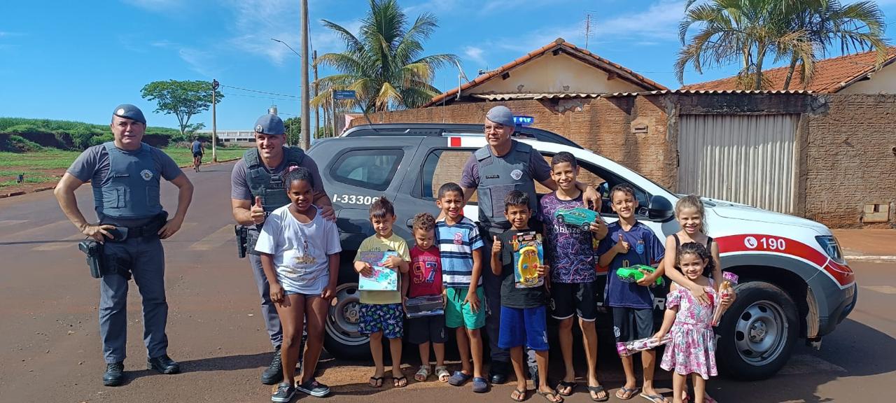 PM de Terra Roxa faz doação de brinquedos no Natal