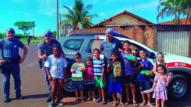 PM de Terra Roxa faz doação de brinquedos no Natal
