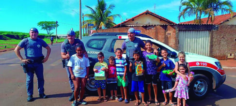 PM de Terra Roxa faz doação de brinquedos no Natal