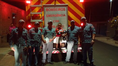 Bombeiros presenteiam menino que tinha o sonho de conhecer corporação (Foto: O Diário de Barretos)