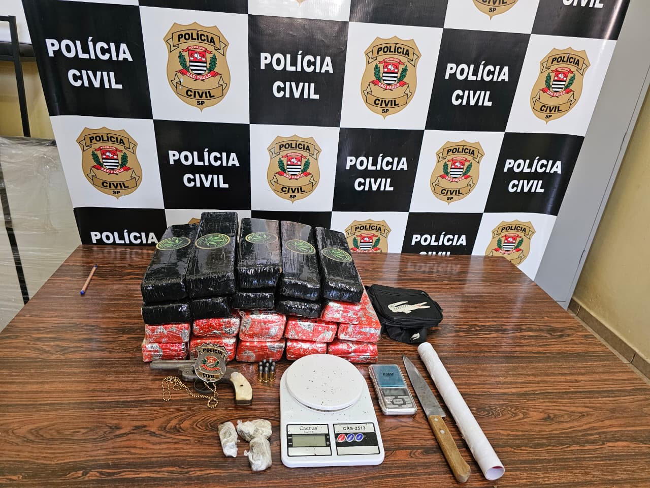 Polícia detém suspeito e apreende arma e mais de 14kg de maconha