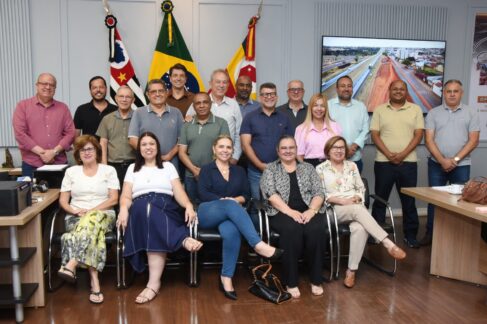 O prefeito da Estância Turística de Barretos, Odair Silva, reuniu, na manhã de ontem, representantes de diversas instituições assistenciais da cidade e anunciou a quitação das emendas impositivas