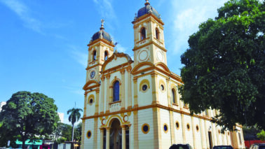 Fiéis celebram a virada do ano com missas 