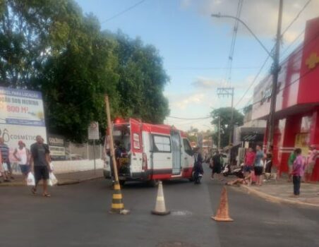 Um novo acidente foi registrado na área central de Barretos em virtude de fios. Segundo o mototaxista, Ademir Soares da Silva, popular Nenzinho
