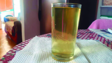 TURVA: Água coletada de torneira na casa de Osmar no bairro Marília Moradores reclamam de água com coloração alterada em bairros da cidade