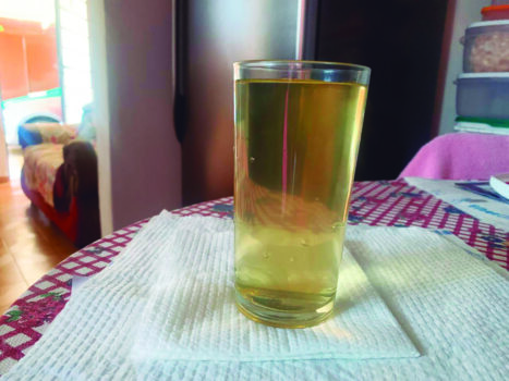 Moradores reclamam de água com coloração alterada em bairros da cidade