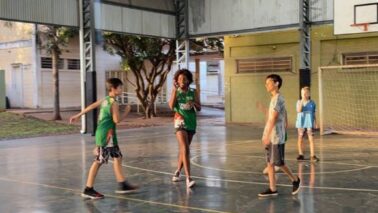 O coordenador da APAB Barretos, Jesus Antônio de Oliveira, informou que estão sendo oferecidas aulas de basquete para crianças e adolescentes de ambos os sexos