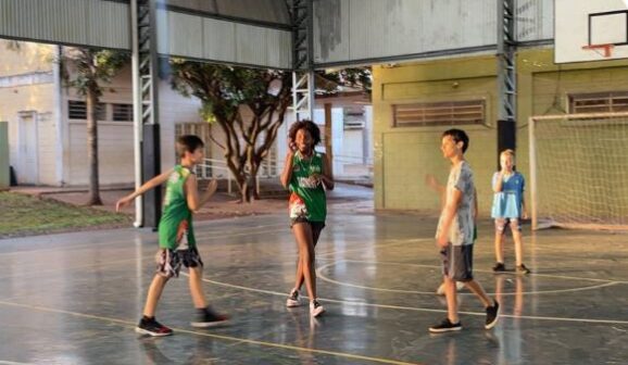 O coordenador da APAB Barretos, Jesus Antônio de Oliveira, informou que estão sendo oferecidas aulas de basquete para crianças e adolescentes de ambos os sexos