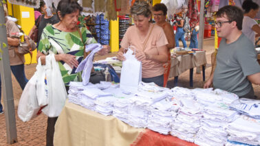 Peças são produzidas por mães e voluntárias da entidade