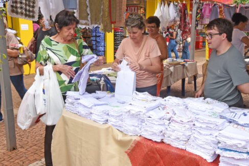 Peças são produzidas por mães e voluntárias da entidade