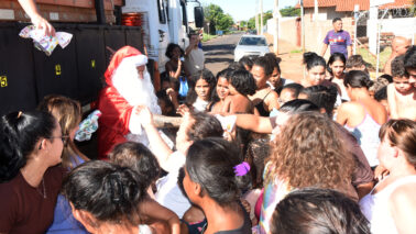 As crianças residentes nos predinhos do conjunto habitacional Luiz Spina receberam doações de presentes na tarde da última terça-feira (23).