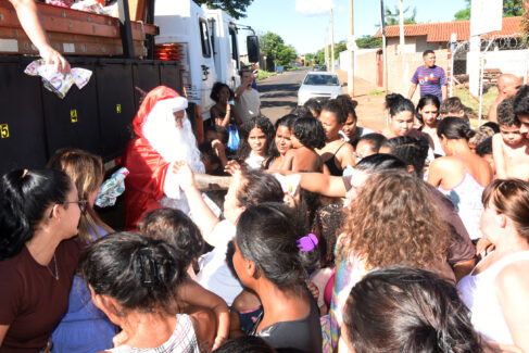 As crianças residentes nos predinhos do conjunto habitacional Luiz Spina receberam doações de presentes na tarde da última terça-feira (23).