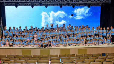 Equipe do Nomelini com alunos e alunas que participam do espetáculo de dança (Foto: Tininho Junior)