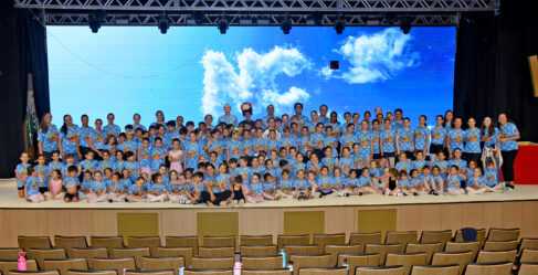 Equipe do Nomelini com alunos e alunas que participam do espetáculo de dança (Foto: Tininho Junior)