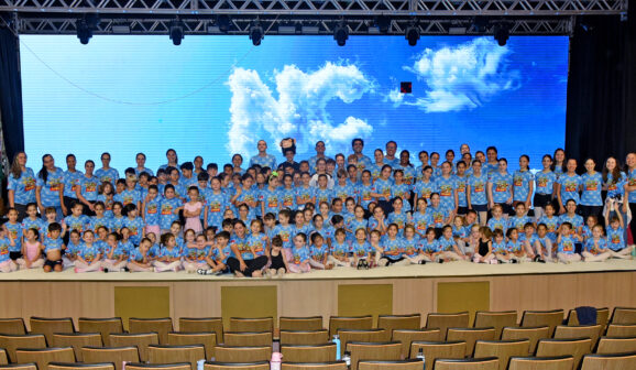 Equipe do Nomelini com alunos e alunas que participam do espetáculo de dança (Foto: Tininho Junior)