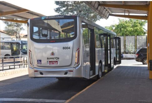 Os 22 motoristas contratados pela empresa Global S/A Transportes Urbanos entraram em greve na tarde de ontem (11), por tempo indeterminado