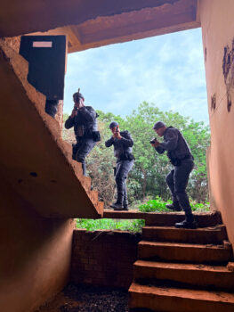 Policiais da Força Tática durante atividades de preparação