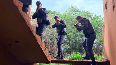 Policiais da Força Tática durante atividades de preparação