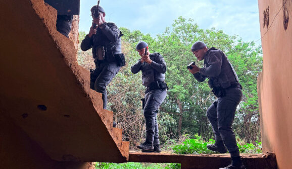 Policiais da Força Tática durante atividades de preparação
