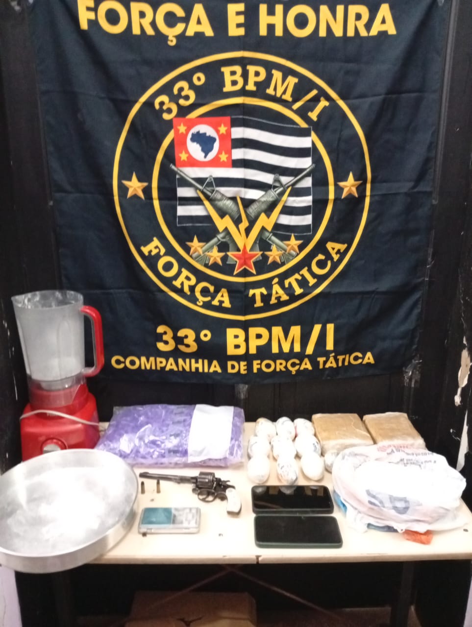 PM aborda criminosos e apreende arma e 2,8kg de drogas na região