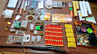 PM detém dois suspeitos por tráfico e posse de arma e munições (Foto: O Diário de Barretos)