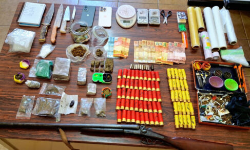 PM detém dois suspeitos por tráfico e posse de arma e munições (Foto: O Diário de Barretos)