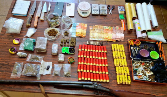 PM detém dois suspeitos por tráfico e posse de arma e munições (Foto: O Diário de Barretos)
