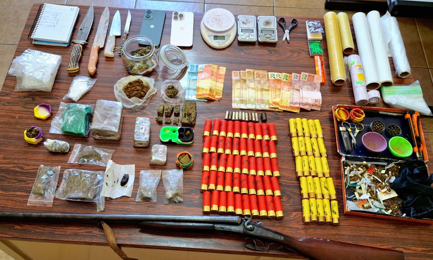 PM detém dois suspeitos por tráfico e posse de arma e munições