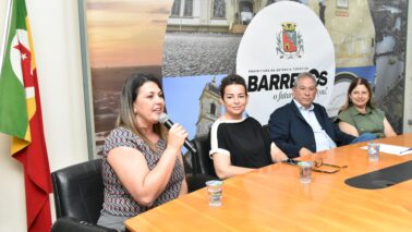 Tatiane fala na coletiva ao lado de Natália, prefeito Odair e primeira-dama Roselaine (Foto: Nivaldo Júnior)