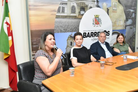 Tatiane fala na coletiva ao lado de Natália, prefeito Odair e primeira-dama Roselaine (Foto: Nivaldo Júnior)