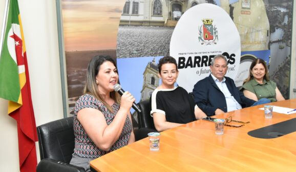 Tatiane fala na coletiva ao lado de Natália, prefeito Odair e primeira-dama Roselaine (Foto: Nivaldo Júnior)