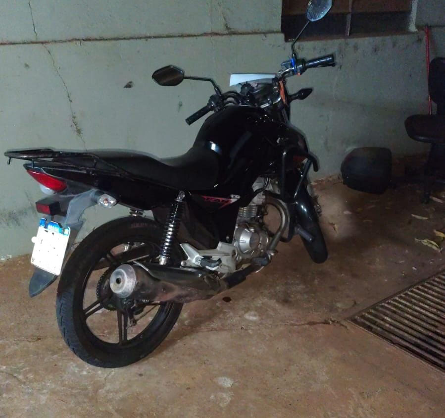 Polícia Militar detém suspeitos e encontra moto utilizada em roubo a residência