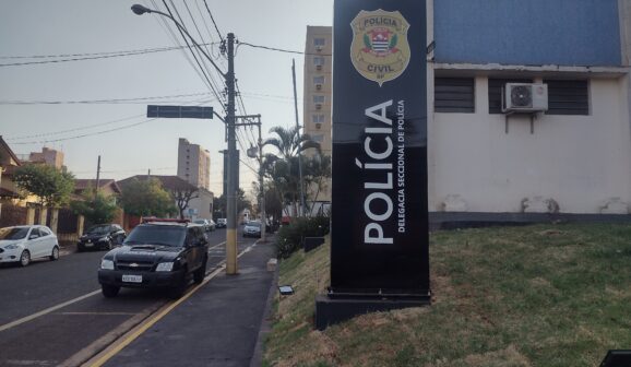 Uma dona de casa, de 65 anos, moradora da Avenida C-14, no bairro Christiano Carvalho, registrou um boletim de ocorrência alegando ter sido vítima de estelionato.