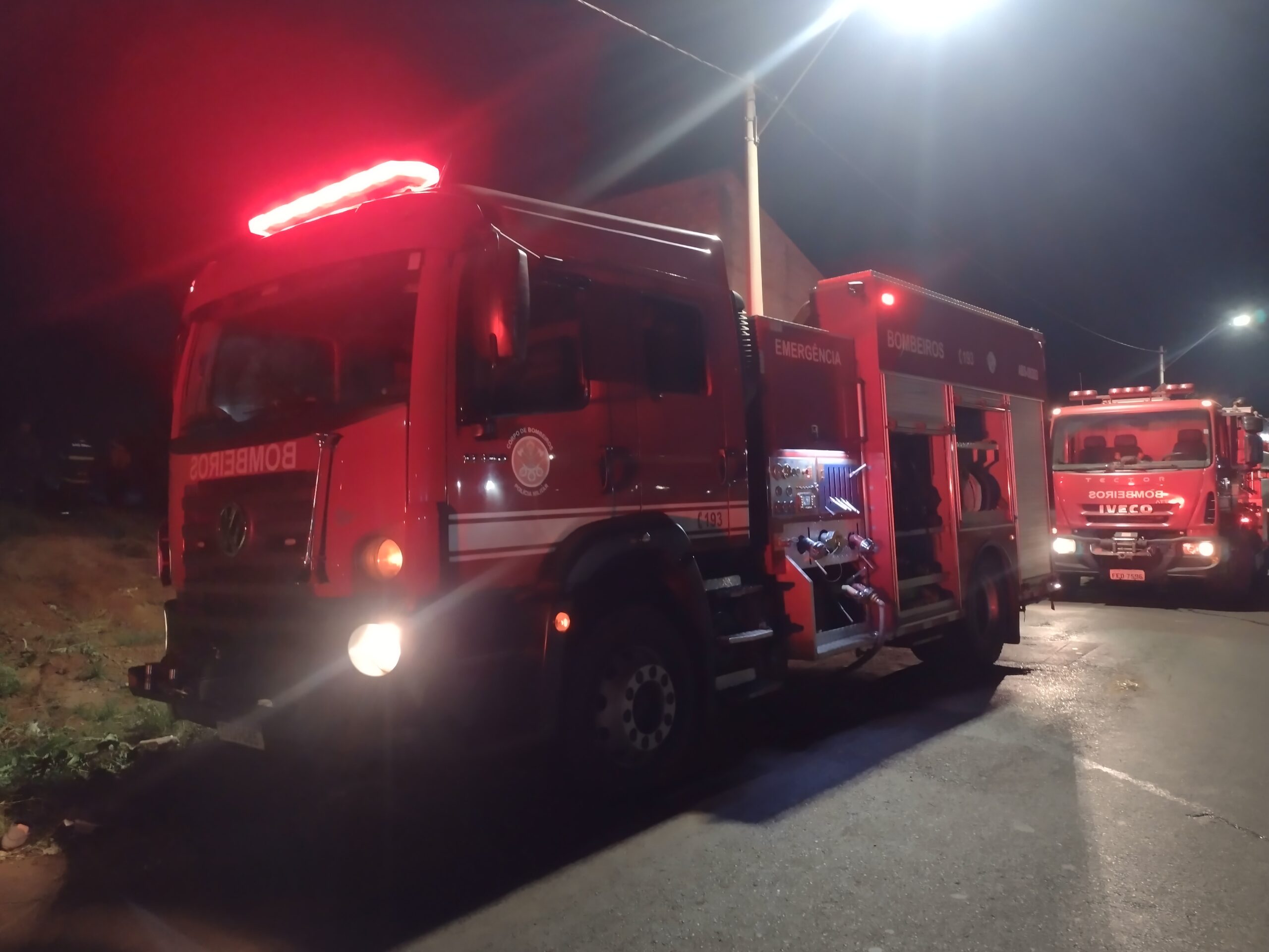 Bombeiros são acionados para incêndio em terreno no Distrito Industrial II