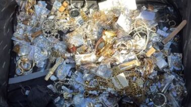 A Polícia Civil prendeu dois homens suspeitos de envolvimento no furto milionário a uma joalheria localizada em um shopping de Bebedouro.