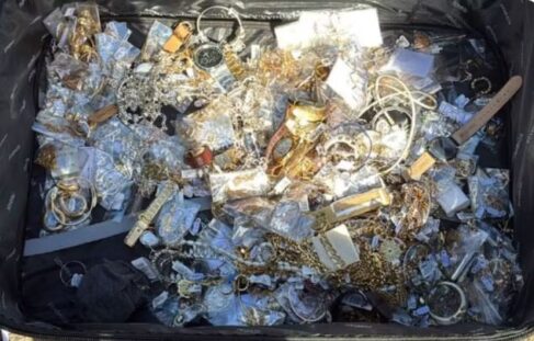 A Polícia Civil prendeu dois homens suspeitos de envolvimento no furto milionário a uma joalheria localizada em um shopping de Bebedouro.