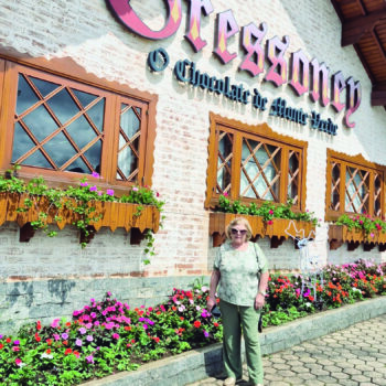 Madre e hijo disfrutan de la "Suiza Minera" en Brasil