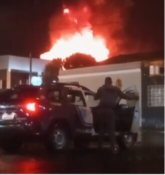 Um incêndio com vítima fatal foi registrado na cidade de Pirangi, na madrugada desta sexta-feira (16), em uma residência na avenida Aparecio Lara nº 568.