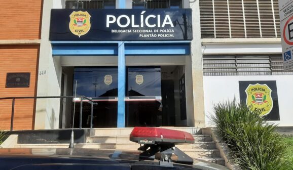 A Polícia Civil de Barretos registrou uma ocorrência de apropriação indébita no Plantão Policial. O representante e gerente de uma empresa distribuidora de Dois Córregos/SP compareceu à delegacia e relatou que, no dia 17 de dezembro de 2025, um vendedor da distribuidora realizou uma venda no valor de R$ 421,86 para uma mercearia situada na rua Antônio Inácio Ribeiro, bairro Santa Cecília.