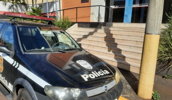 Uma vítima de 21 anos compareceu ao Plantão Policial relatando que, na quinta-feira (29), transitava com sua motocicleta Honda/CG 160 FAN, cor vermelha, placa GGO-0C53, pela Rua 18, no sentido centro/bairro, quando se envolveu em um acidente de trânsito.