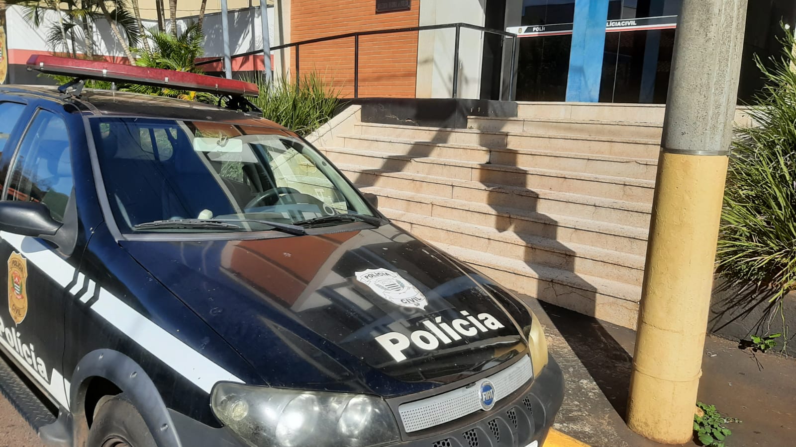 Vítima sofre lesões após colisão de motocicletas em cruzamento com semáforo