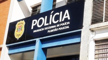 Um caso de estelionato foi registrado no Plantão Policial, tendo como vítimas uma mãe e seu filho.