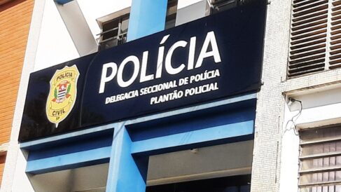 Um caso de estelionato foi registrado no Plantão Policial, tendo como vítimas uma mãe e seu filho.