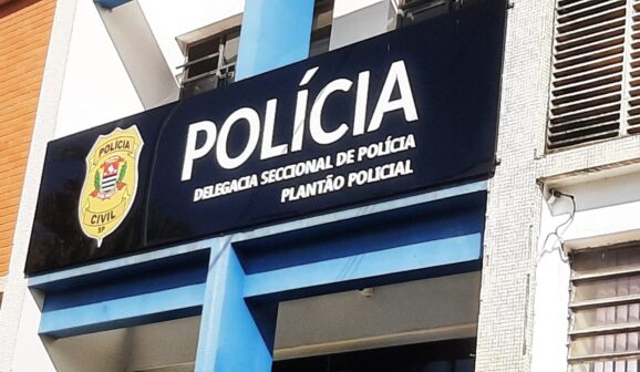 Um caso de estelionato foi registrado no Plantão Policial, tendo como vítimas uma mãe e seu filho.