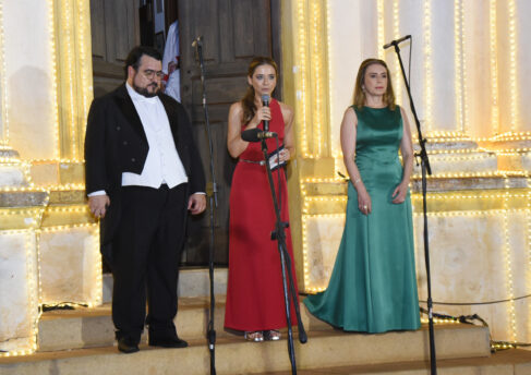 Sarau natalino transforma Museu em palco central de música e luz